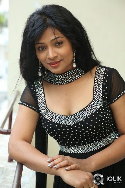 Shwetha-Shalini-at-Romantic-Target-Movie-Trailer-Launch